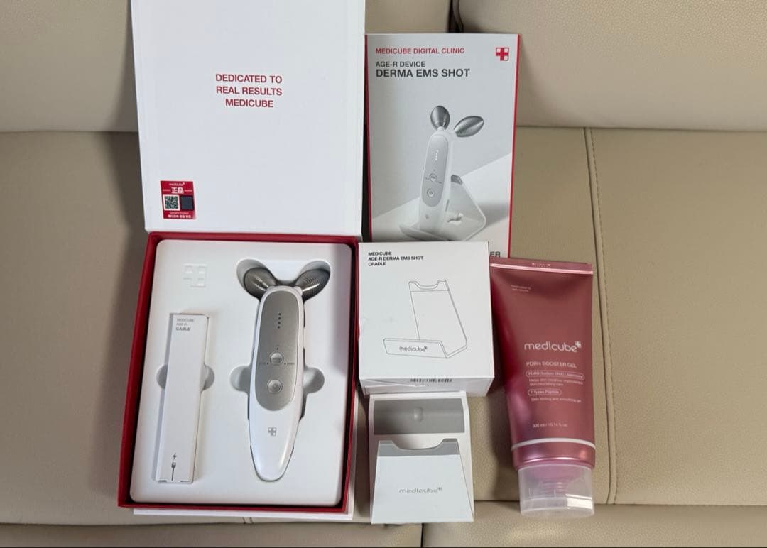 【正規品】メディキューブ　AGE-R DERMA EMS SHOT 美顔器