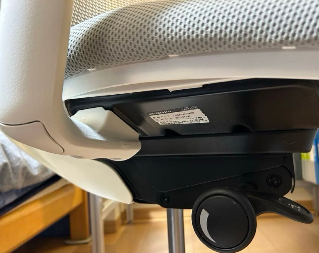 オカムラ　シルフィー　ライトグレー