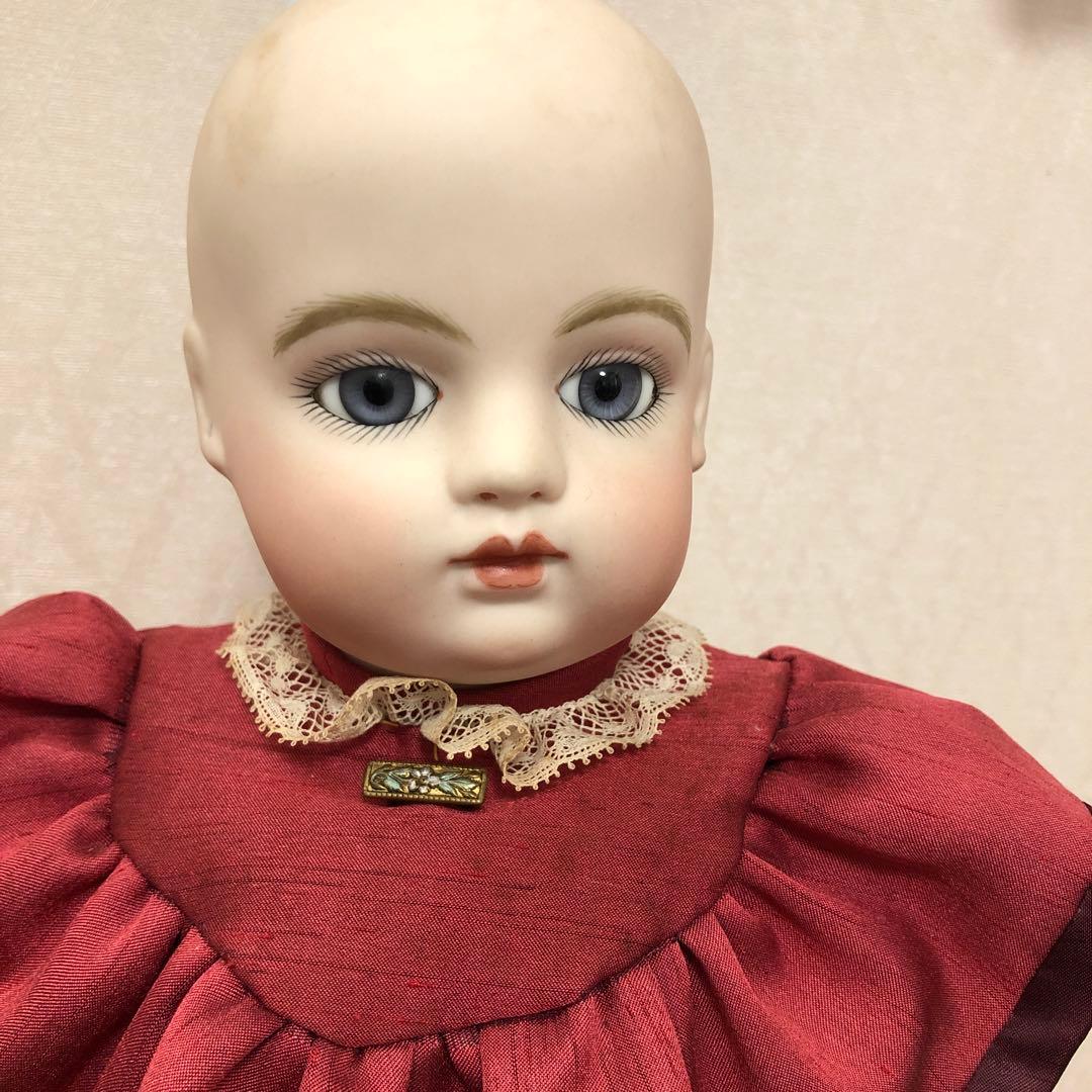 赤いドレスのビスクドール