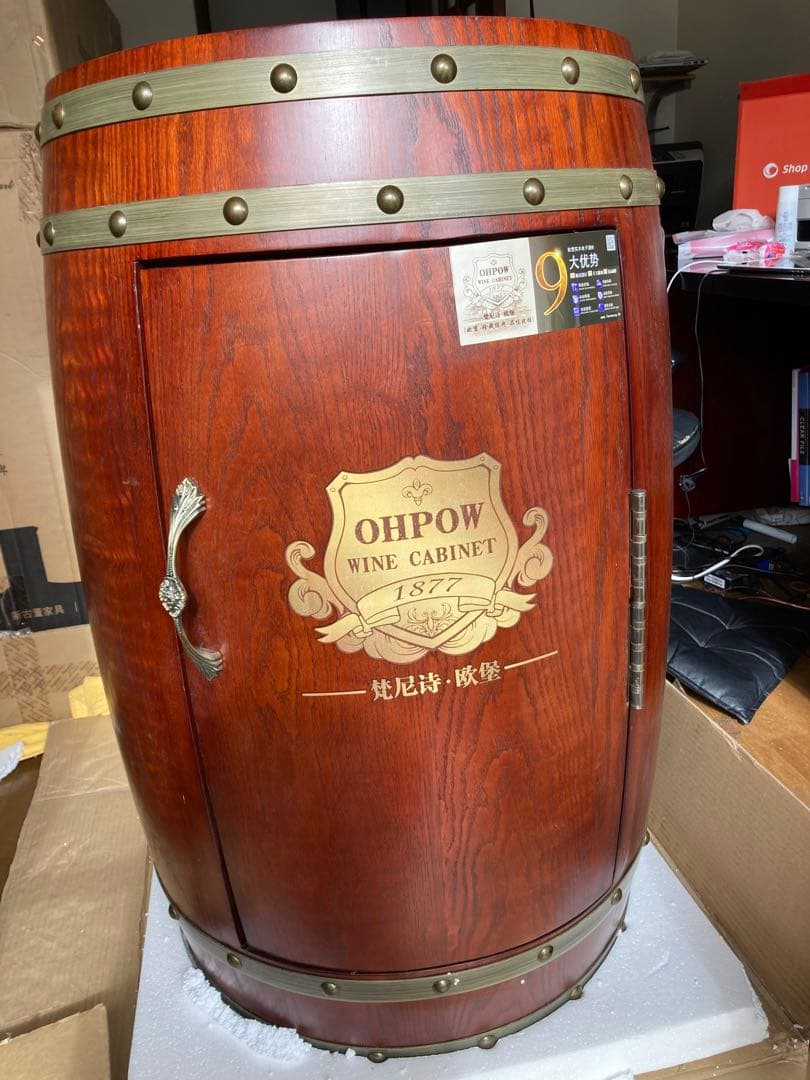 アンティークな樽型デザインのワインクーラーです。