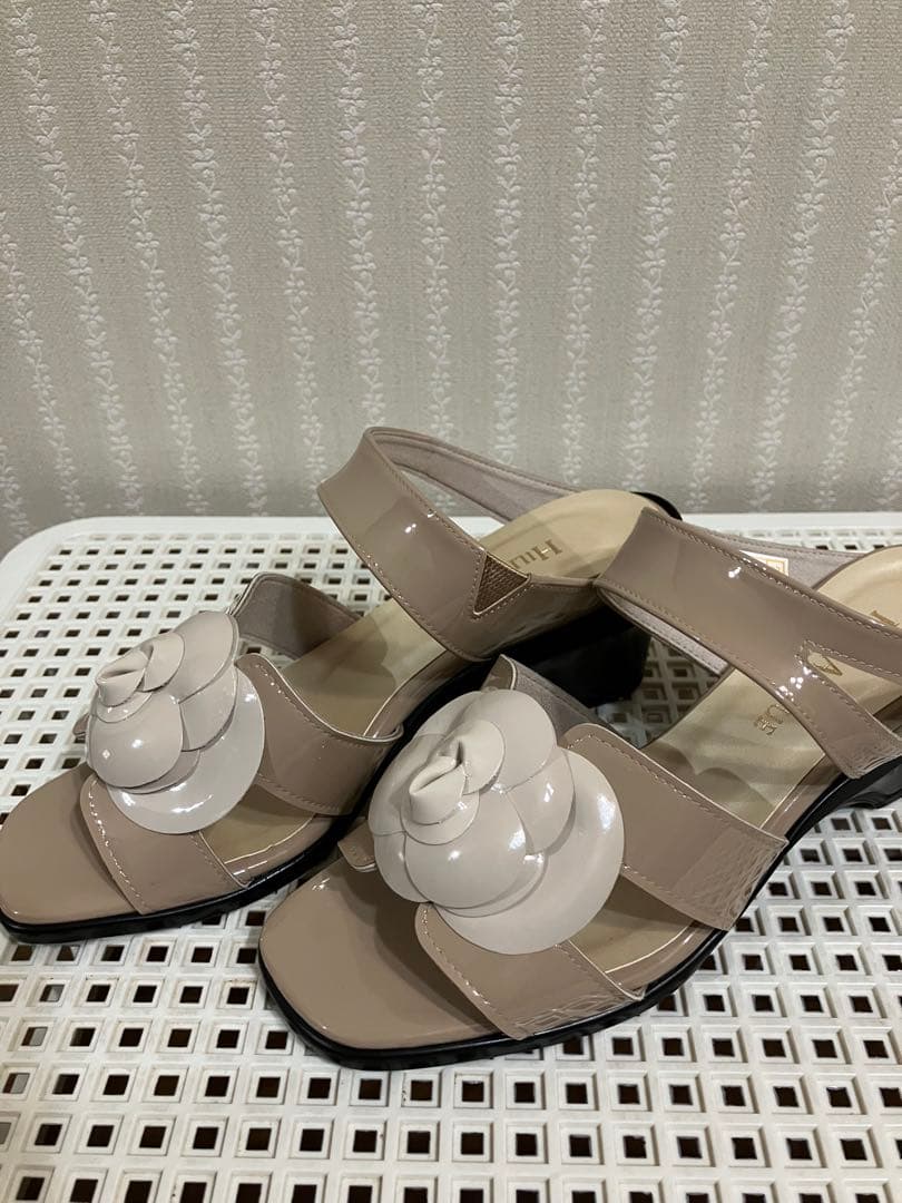 ほぼ新品　ヒルズアベニューミュールサンダルカメリア　ベージュ22.0cm