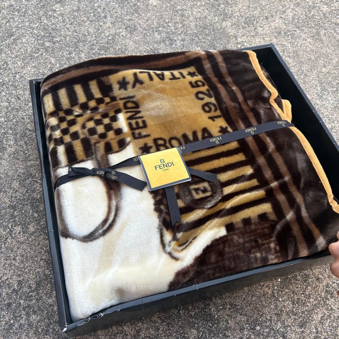 ひまわり　新品未使用 FENDI　フェンディニューマイヤーハーフ毛布