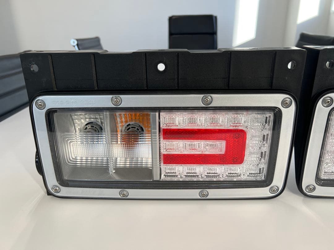 日野17プロフィア　テールランプ新車外し　左右2個セット！