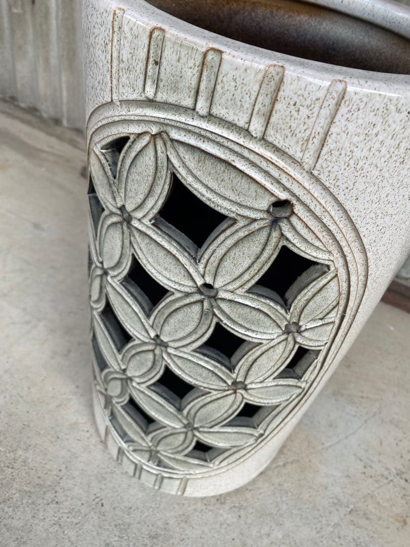 陶器　傘立て　白　信楽焼　白窯　唐草彫　 格子彫