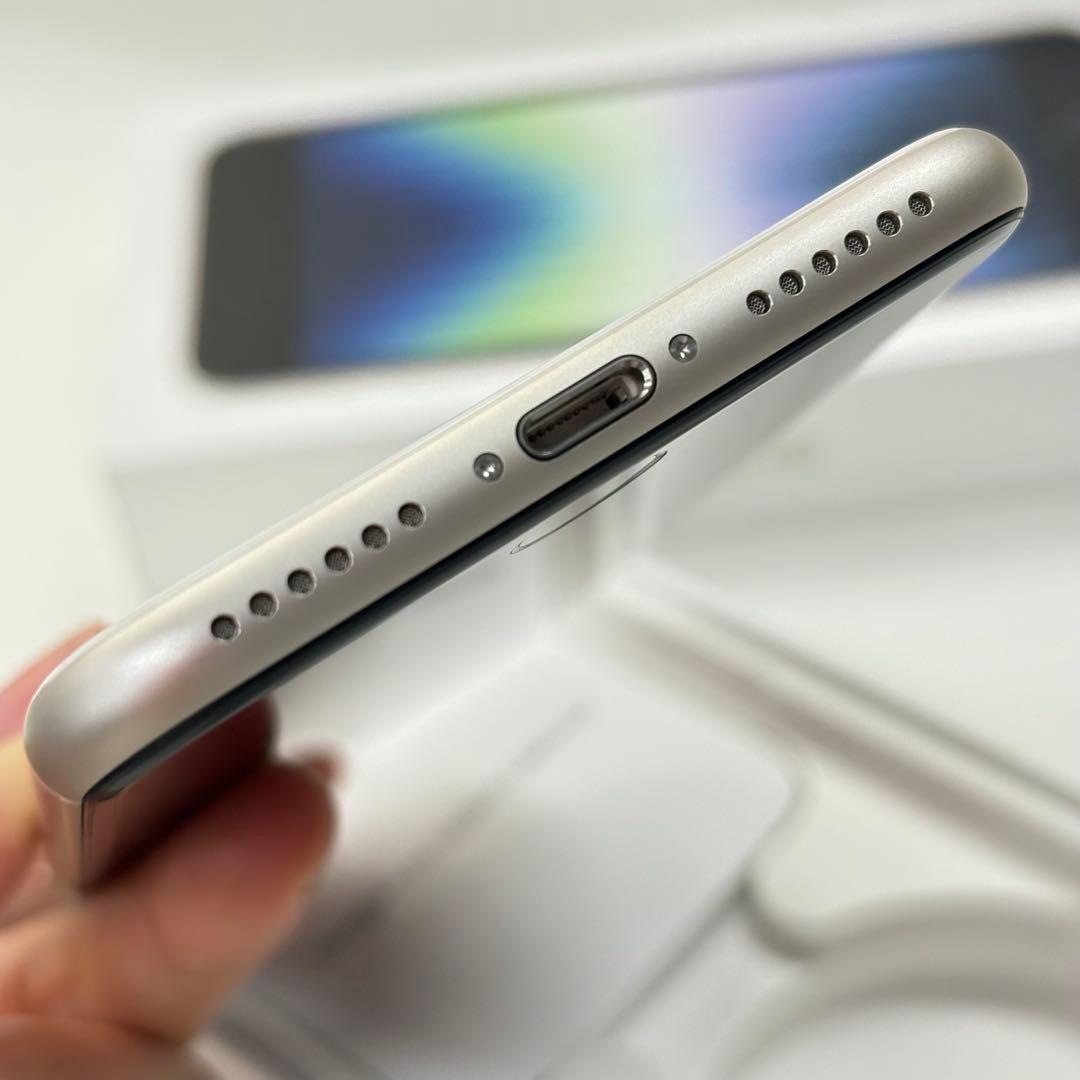 極美品 iPhone Se第3世代 (Se3)スターライトSIMフリー