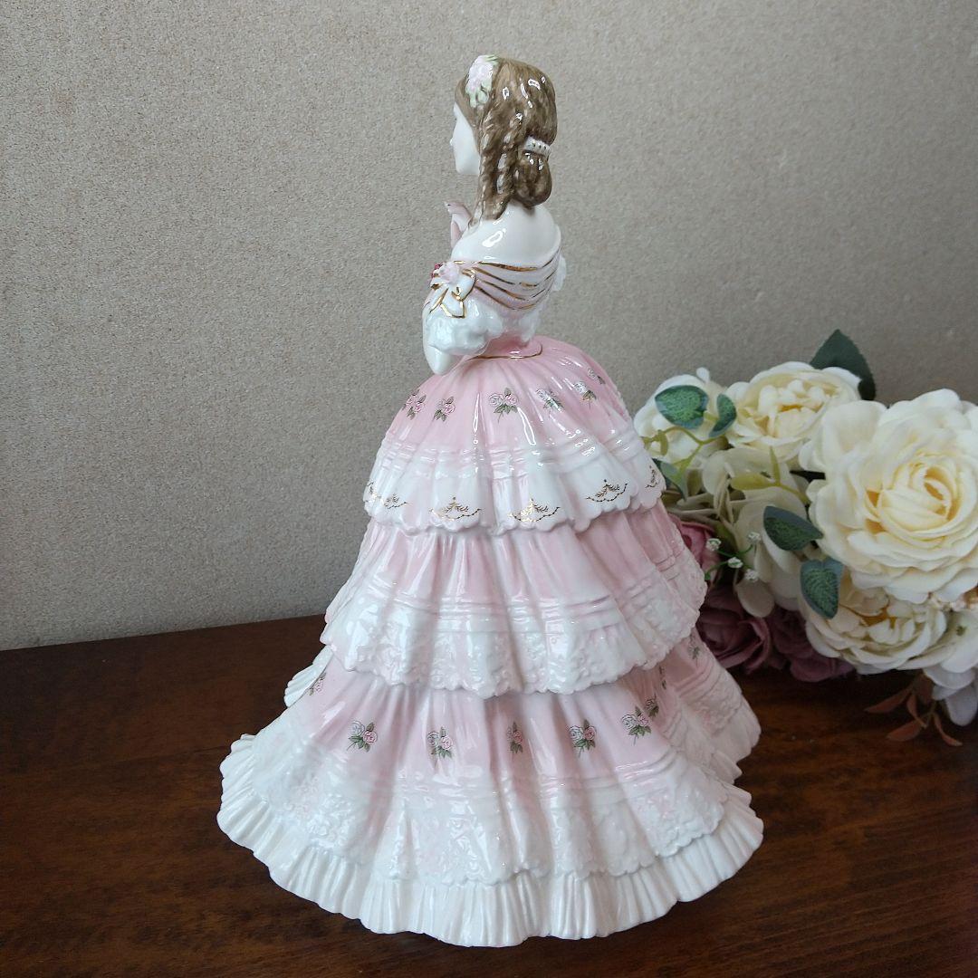 ロイヤルドルトン フィギュリン 愛の言葉コレクションより〜レッドレッドローズ