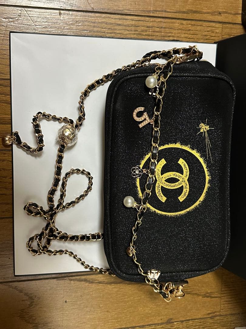 CHANEL ブラック チャーム付きショルダーバッグ