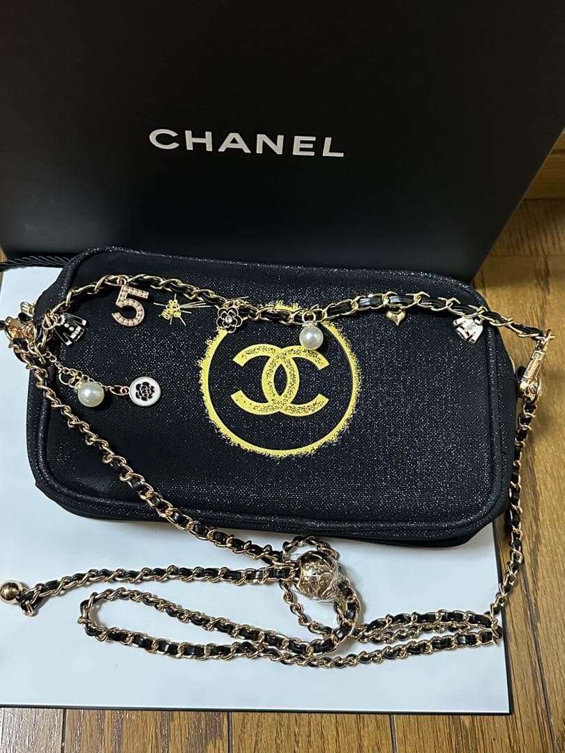 CHANEL ブラック チャーム付きショルダーバッグ