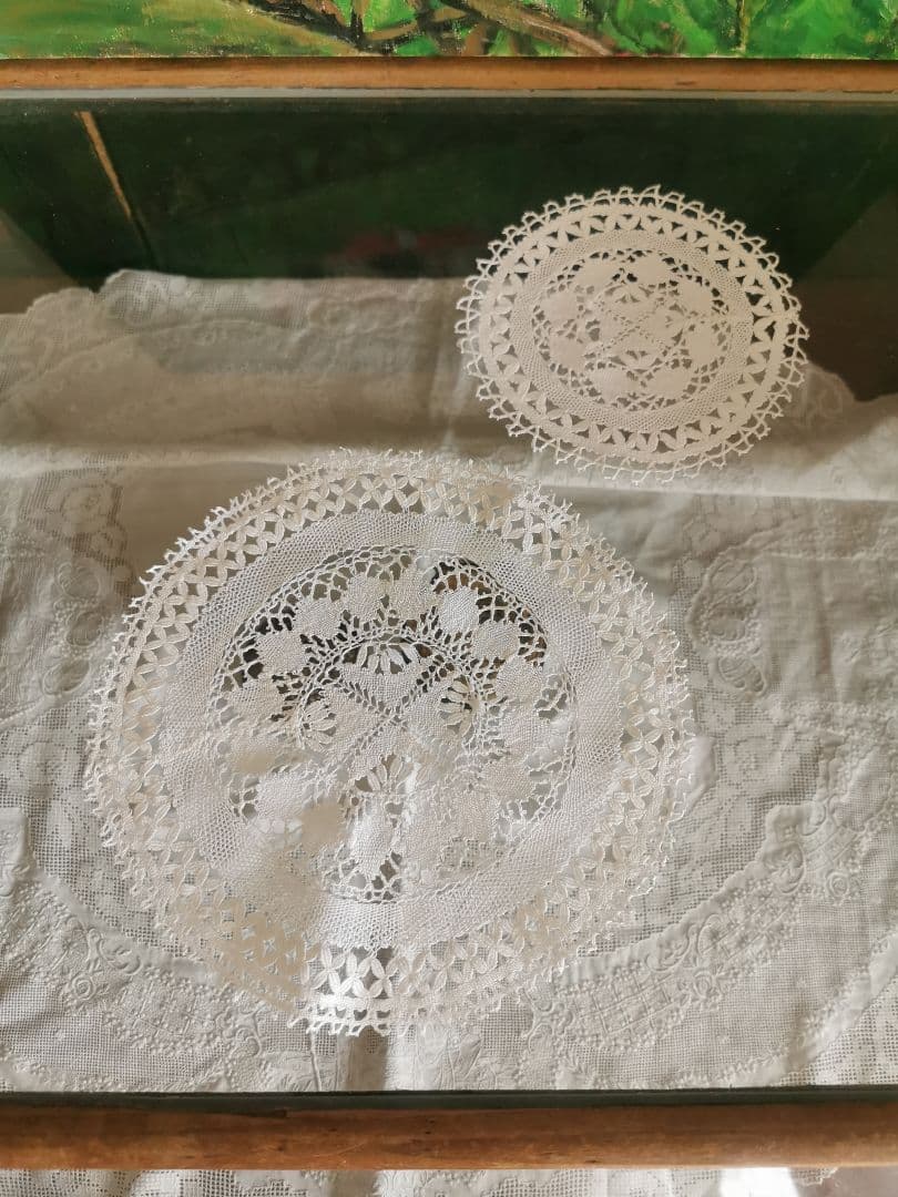 アンティーク マルチーズレース ラウンド小ドイリー 涼やかな麻糸 マルタ十字✠