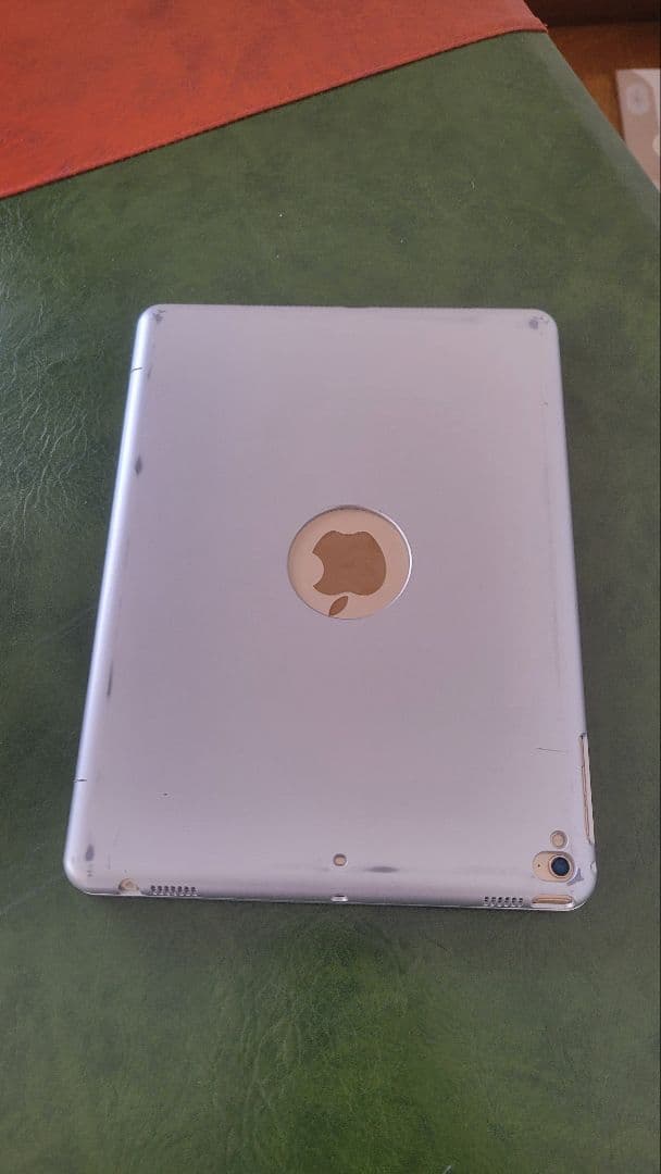 Apple iPad pro 9.7インチ　ゴールド キーボードケース　128G