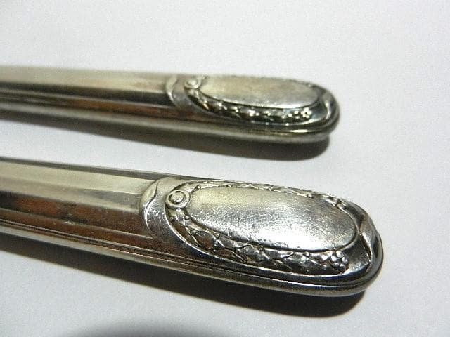 銀の持ち手に美しい黄銅のナイフとフォーク（デザート、オードブル用）