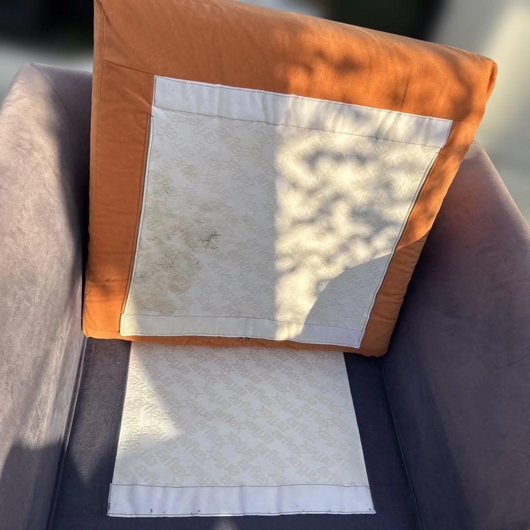 グレーの1人掛けソファ オレンジクッション付き Arflex