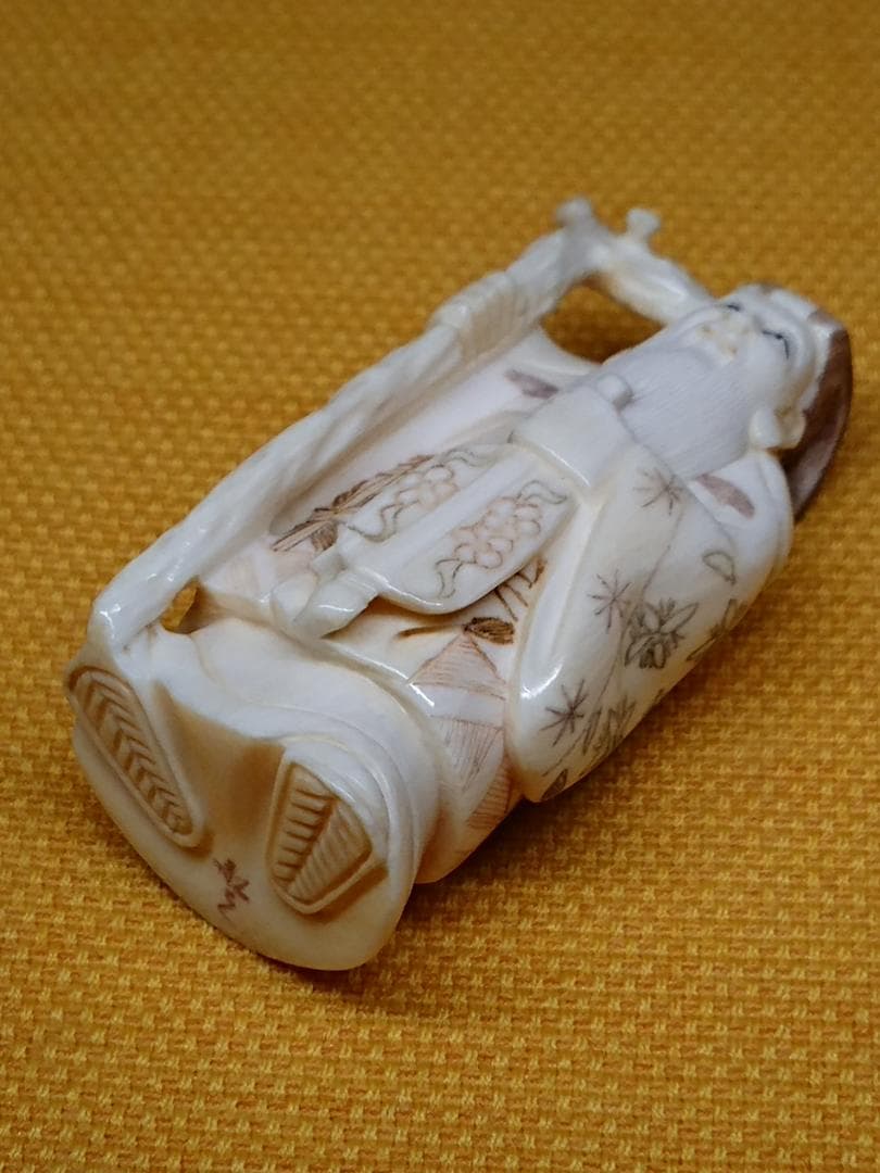 人形　天然素材　彫刻　彫像　根付　置物　インテリア　工芸品　美術品　A2504