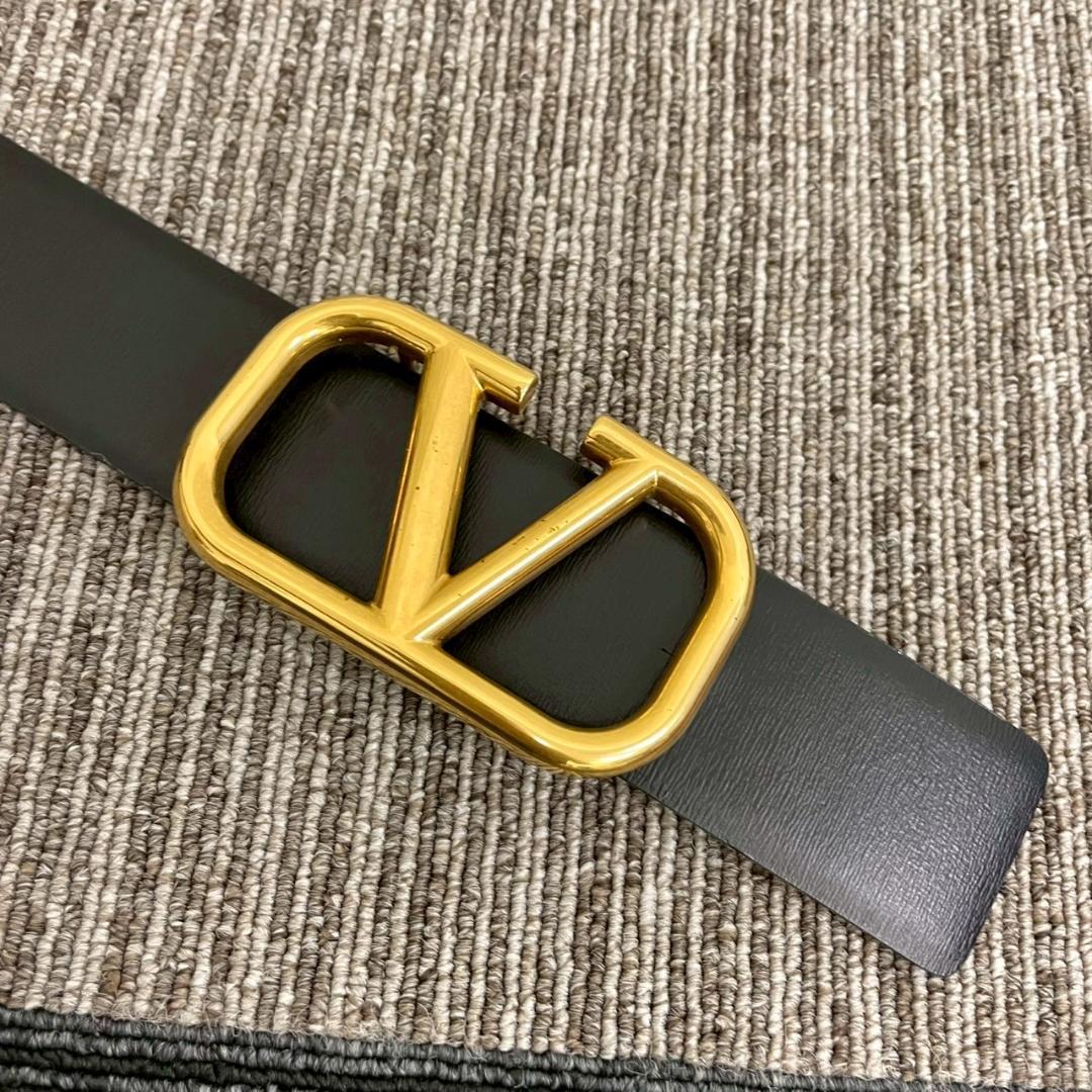 超美品　VARENTINO　ヴァレンティノ　Vロゴ　ベルト　レザー　ゴールド