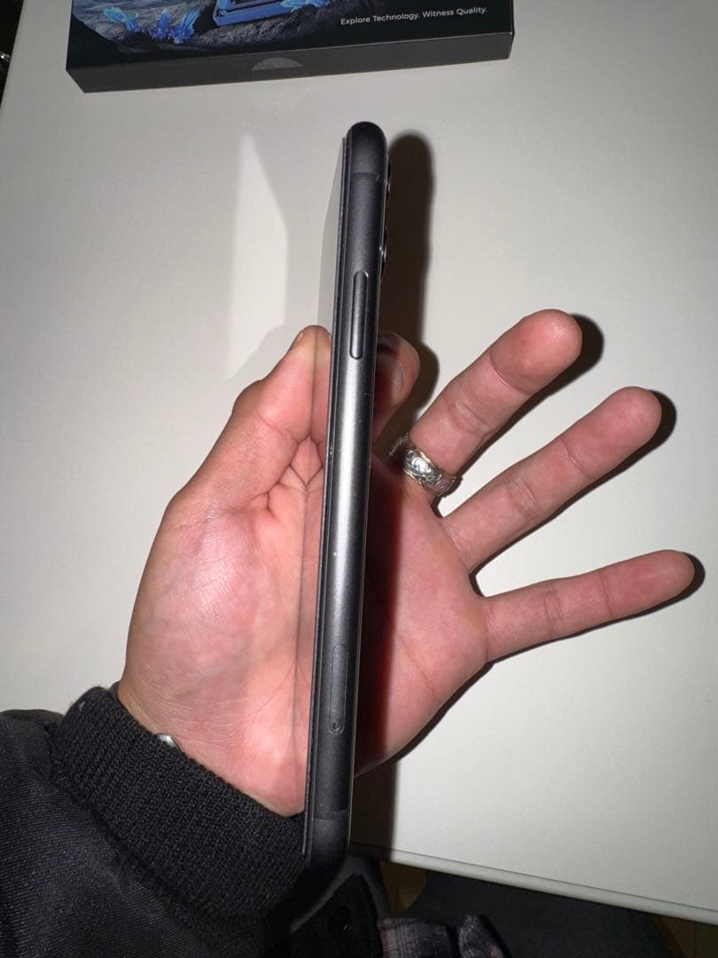 iPhone11 黒　目立つ傷なし