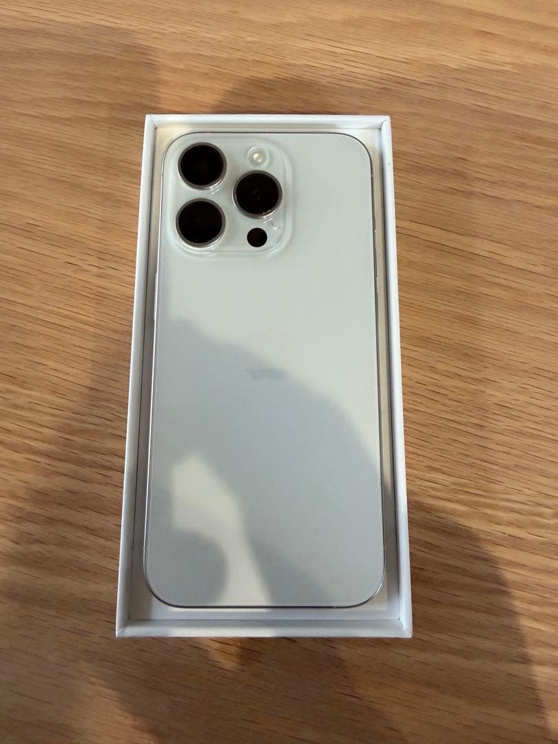 美品！Apple iPhone 15 Pro 128GB ホワイトチタニウム