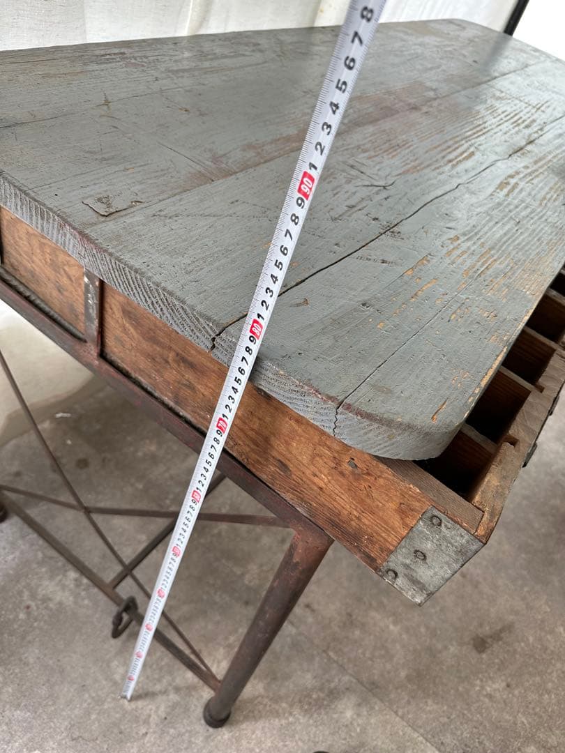 ヴィンテージ風グレーのテーブル