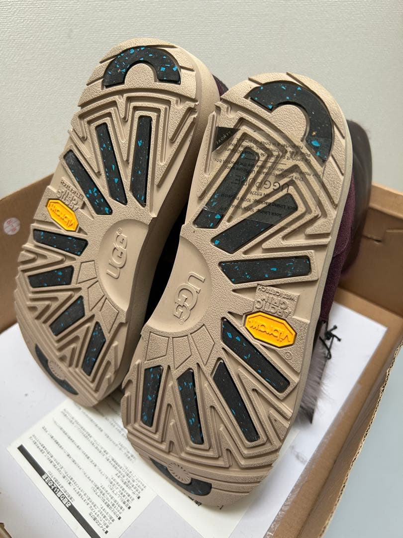 新品タグ付　UGG アグブーツ　23.0㎝ワインレッド　高島屋購入　レディース