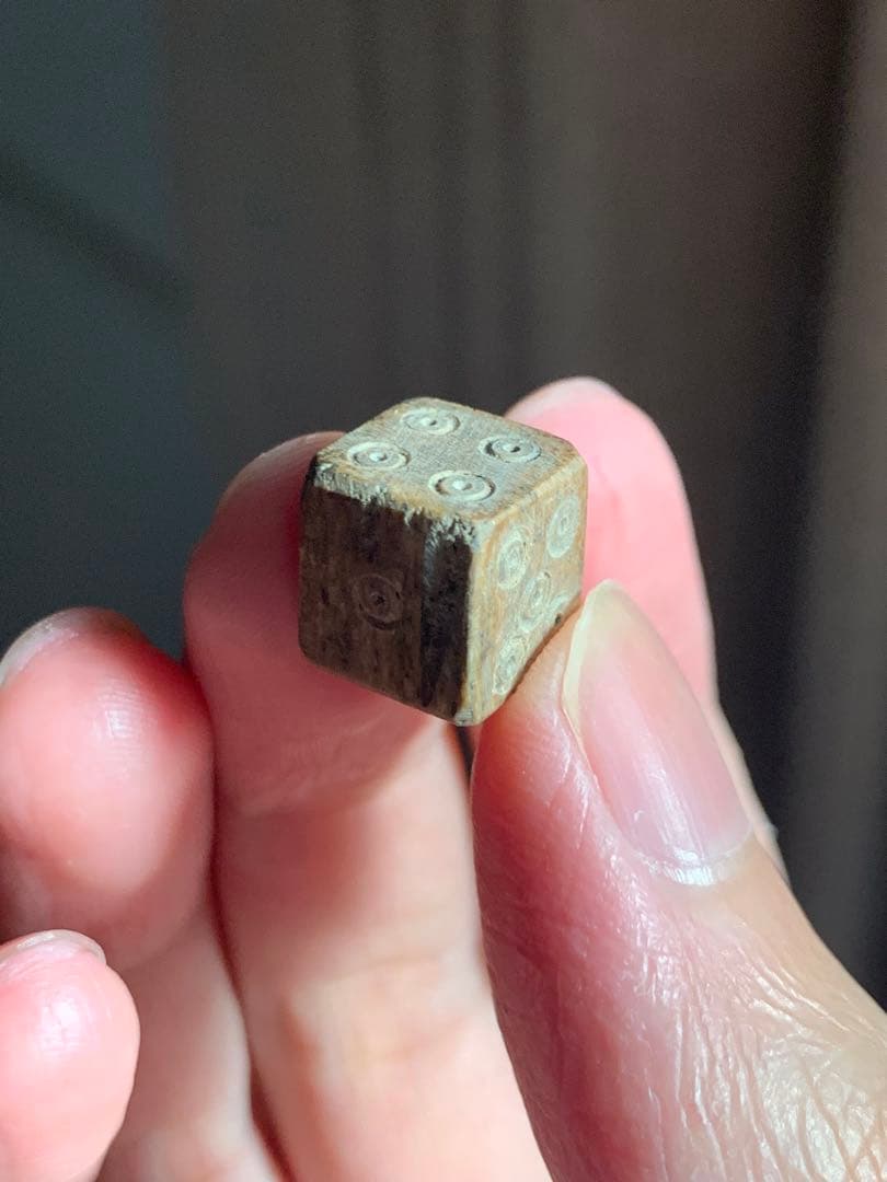 世界最古の六面体サイコロ　ダイス　紀元前600年頃　根付　古銭　出土　石器　土器