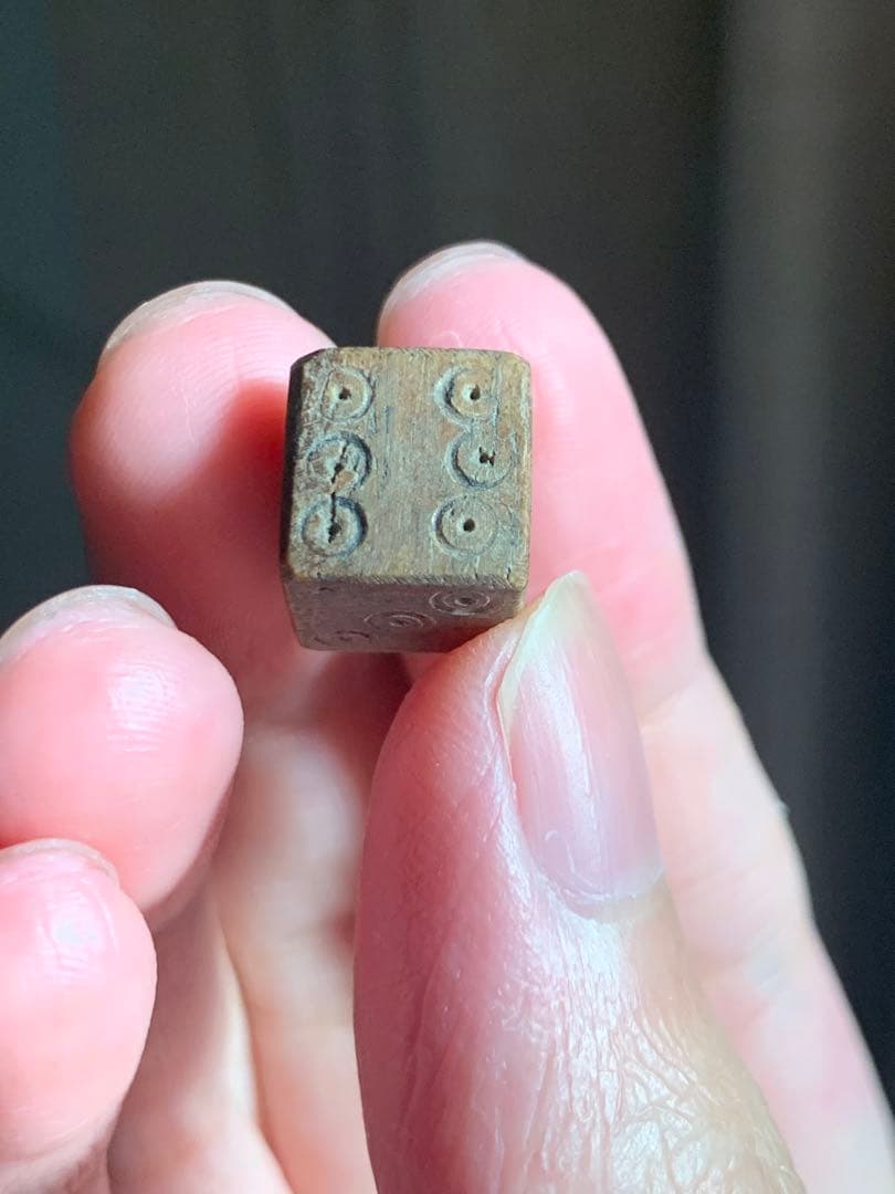 世界最古の六面体サイコロ　ダイス　紀元前600年頃　根付　古銭　出土　石器　土器