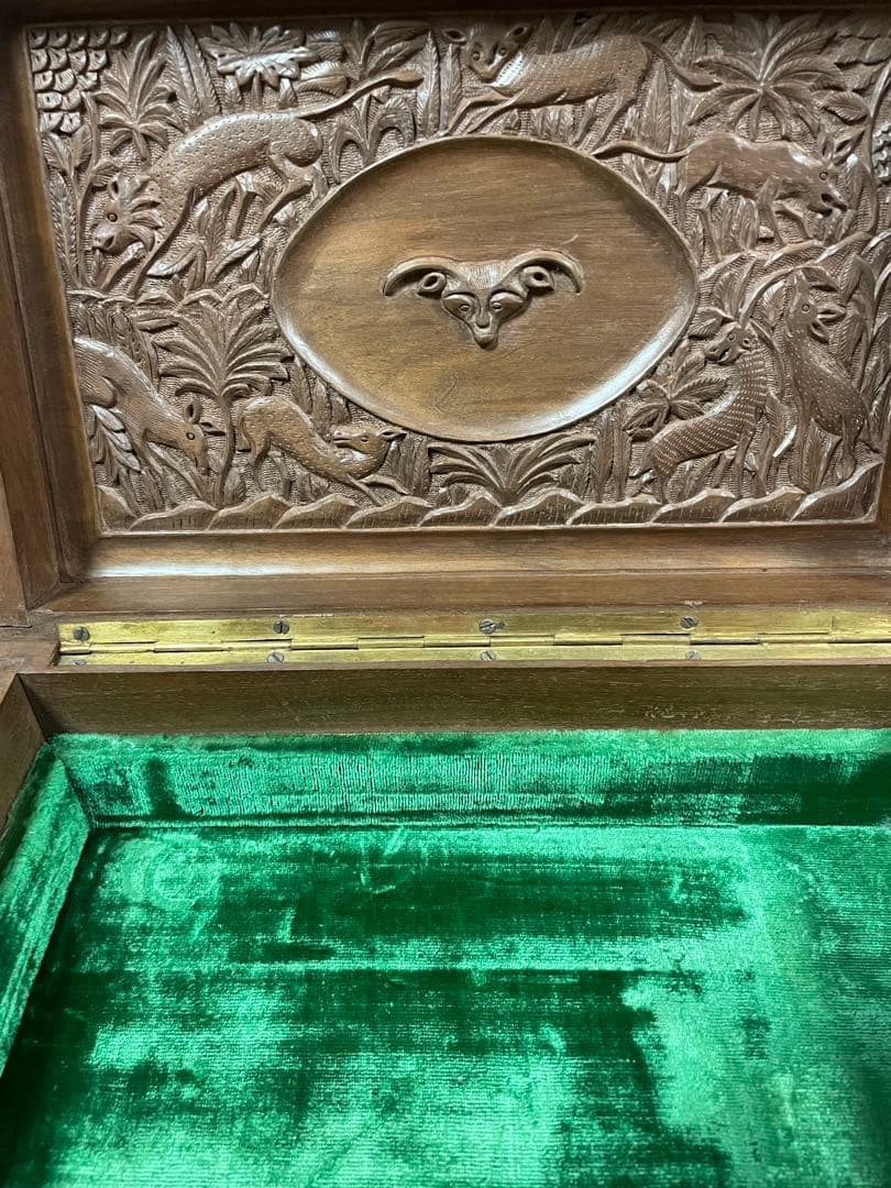 ヤギ　インド　アニマル　カシミール　伝統工芸品　ウォルナット　木製彫刻　ボックス