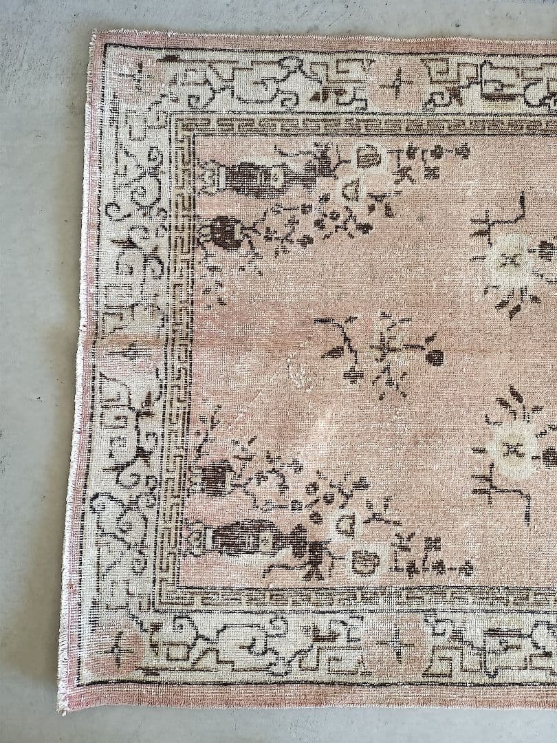 くすみピンクベージュのシノワズリラグ ヴィンテージトルコラグNo.713