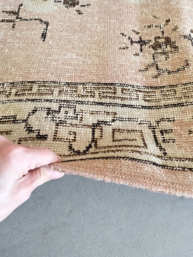 くすみピンクベージュのシノワズリラグ ヴィンテージトルコラグNo.713