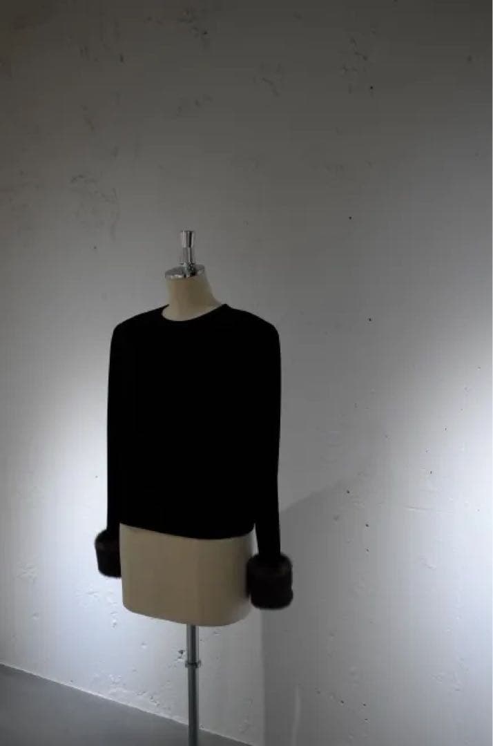 トップス AKIKI / shoulder volume top with ecofur