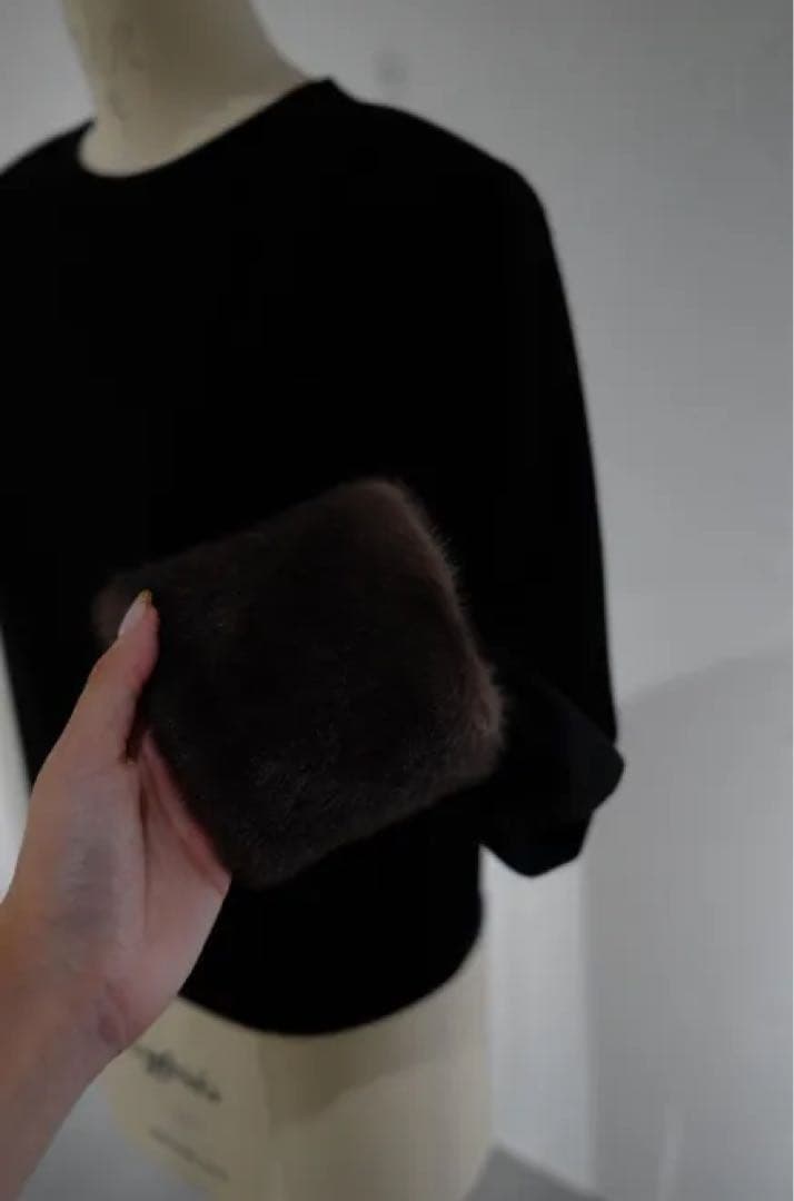 トップス AKIKI / shoulder volume top with ecofur