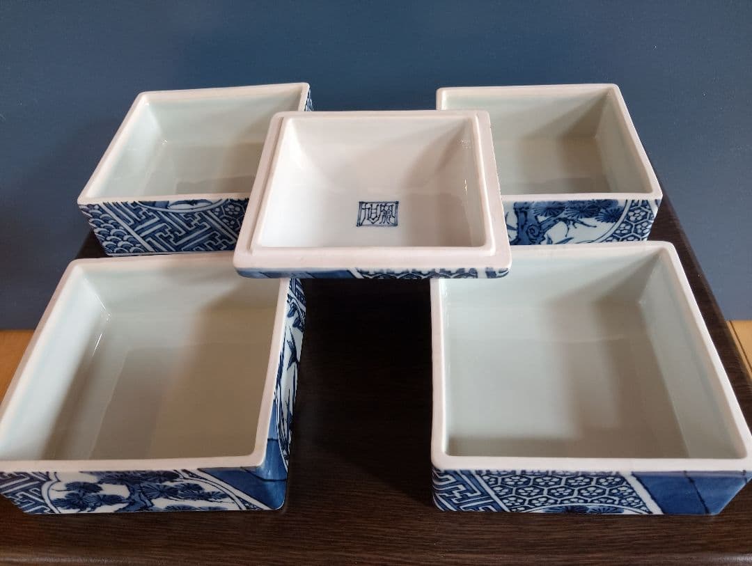 瀬戸焼 古染付写し 松竹梅 陶製四段重箱 木箱付（未使用品）