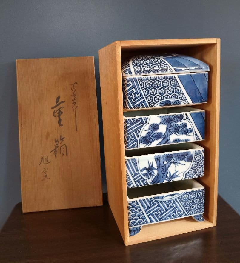 瀬戸焼 古染付写し 松竹梅 陶製四段重箱 木箱付（未使用品）