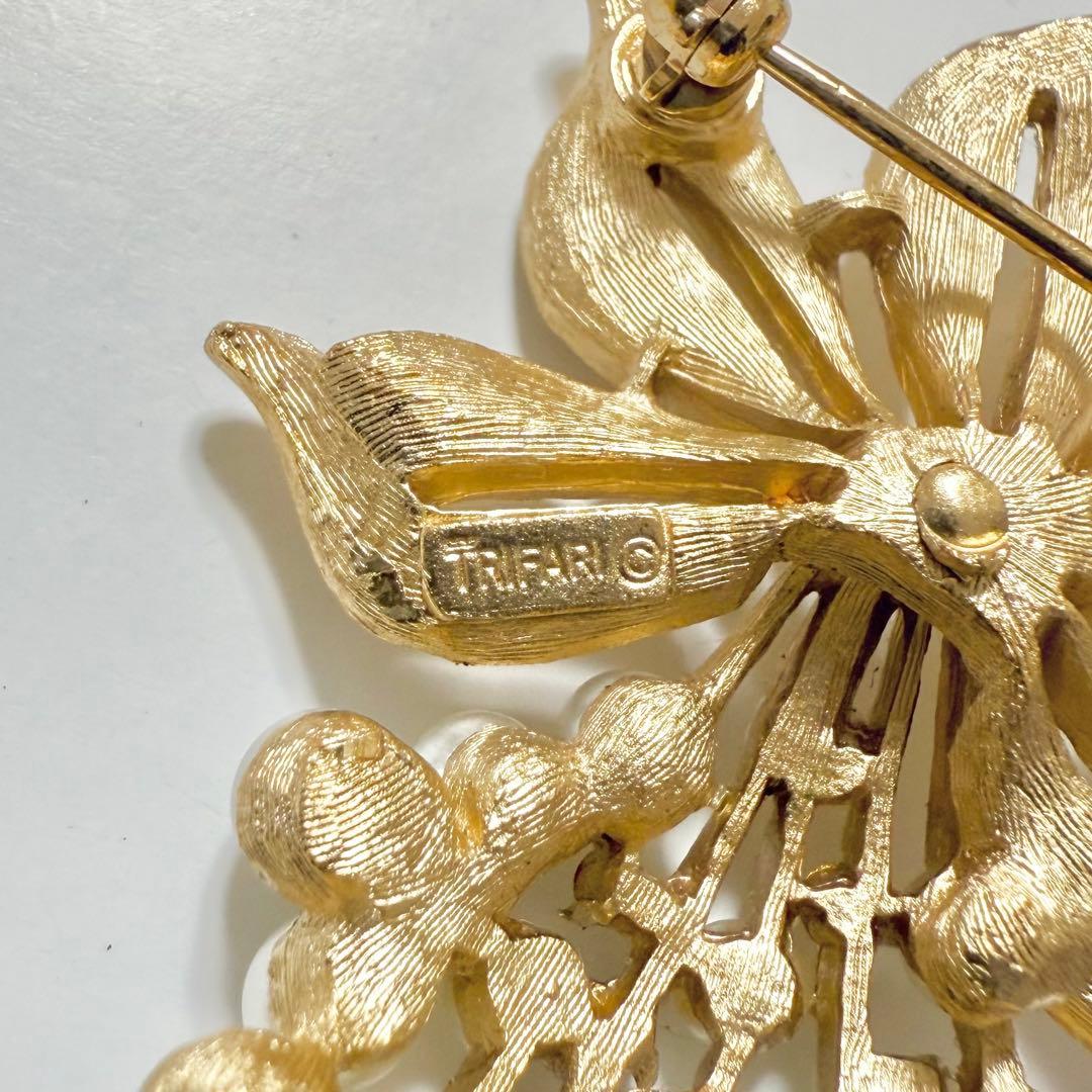 美品 TRIFARI パール ブーケ ブローチ クラウン トリファリ