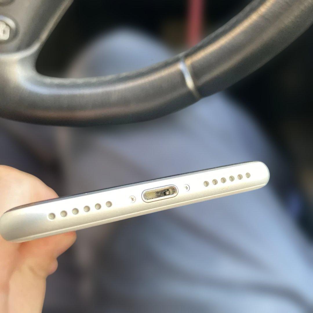 Apple iPhone SE 第二世代　ホワイト 本体