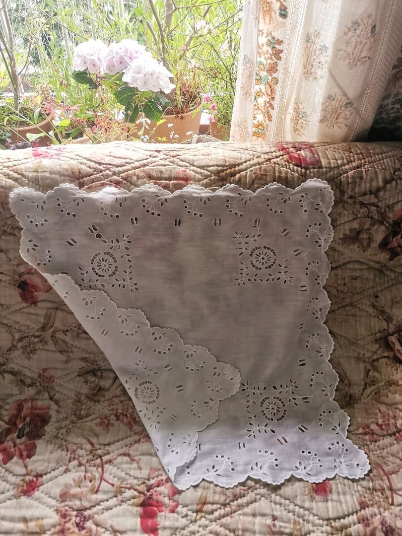 アンティーク オルレア スカラップフリル 花輪アイレット刺繍 大判クロスハンカチ