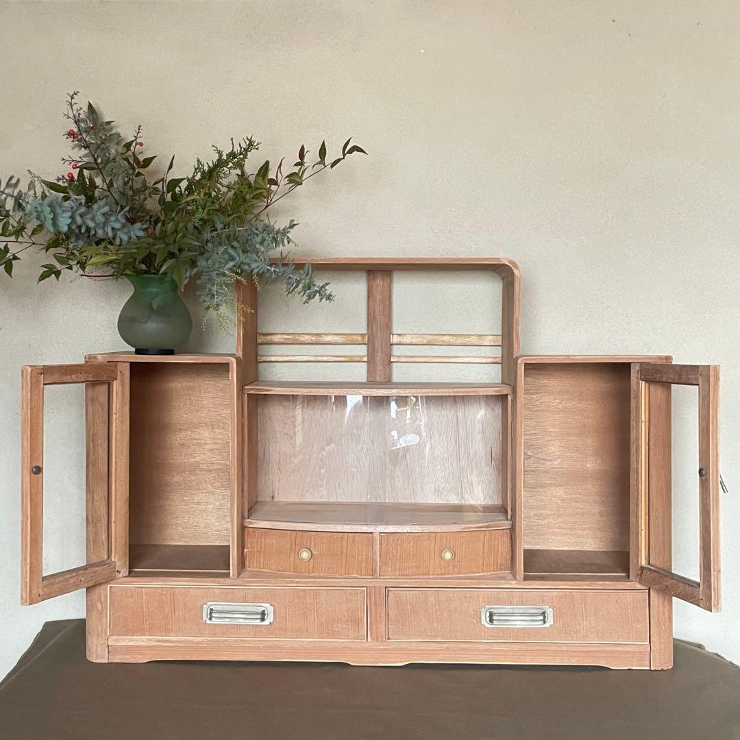 アーチガラスのアンティークキャビネット