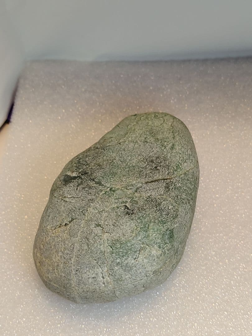 レアミャンマー産 翡翠原石 石全体にグリーンの色合い 355g