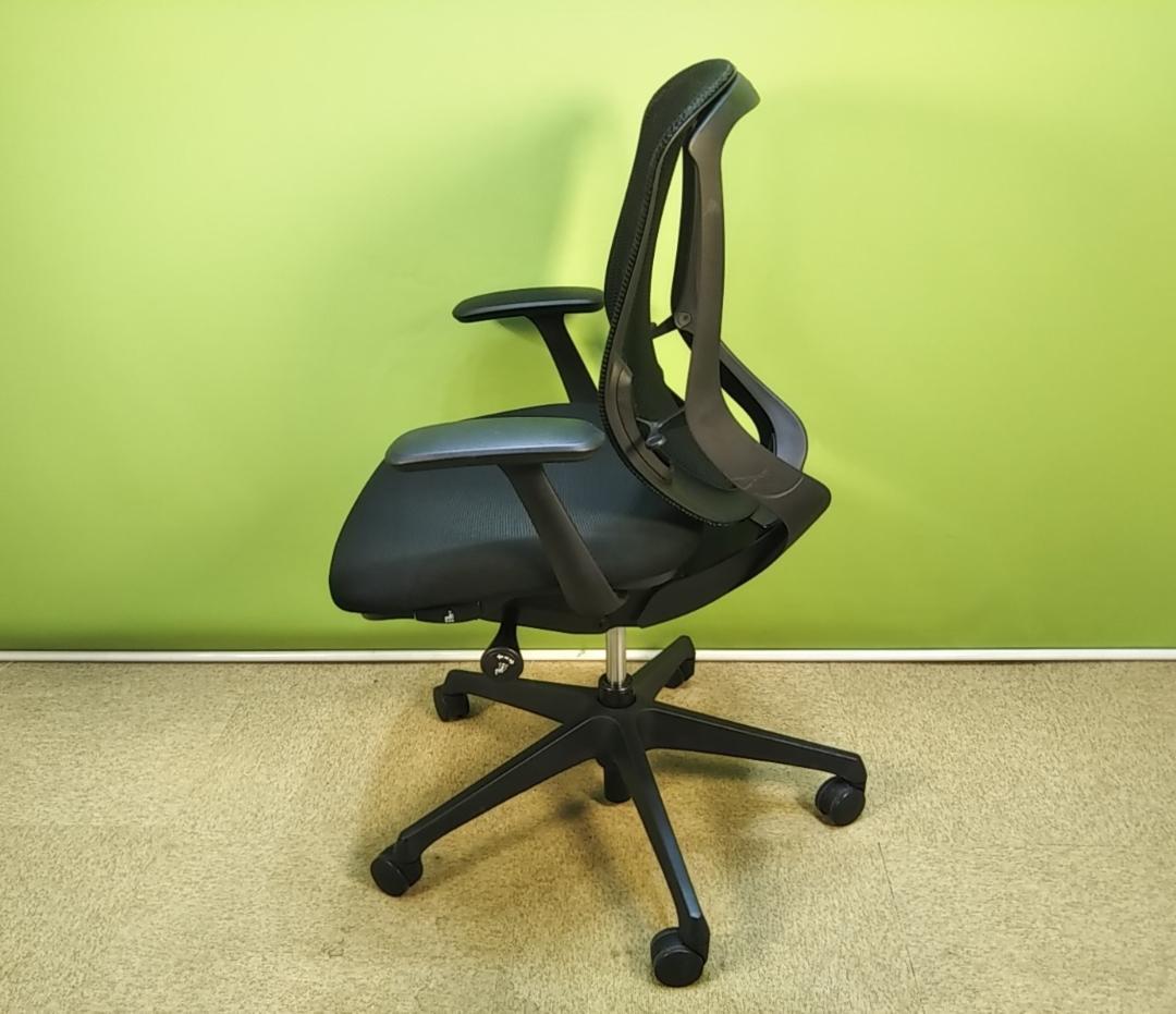 aw　オカムラ　シルフィーチェア　ローバック　固定肘　前傾機能　メッシュ　中古品