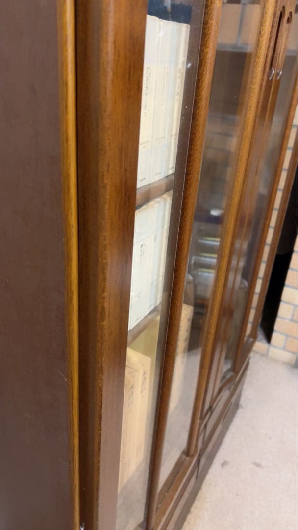 木製ガラス扉本棚 引き出し付き 状態良い