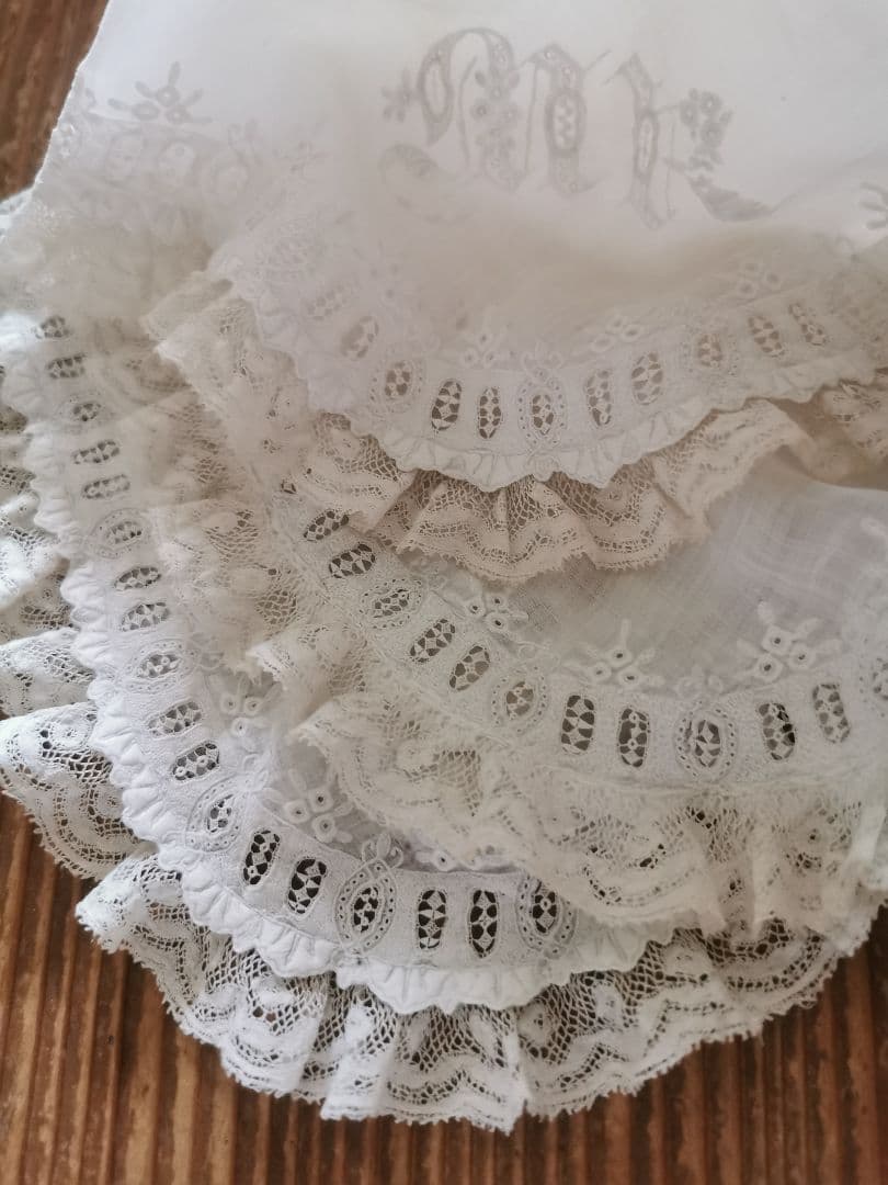 アンティーク 奇跡の極細糸刺繍 極小盛上げスカラップ 美しいウェディングハンカチ