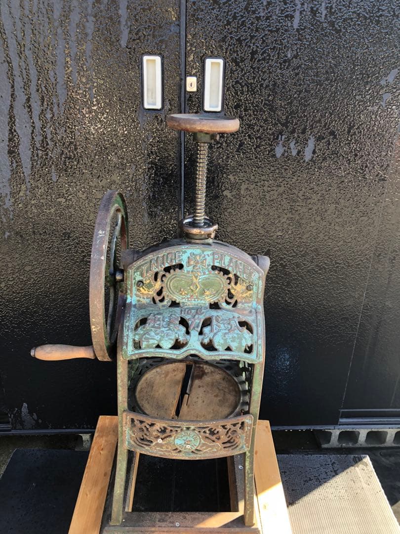 かき氷機手動タイプ、メーカーは写真のみ、貴重な物になります使用可能、アートに最適