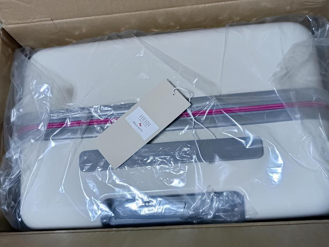 新品　アルプスの少女ハイジ　サンリオキティコラボ　ジッパースーツケース Mサイズ