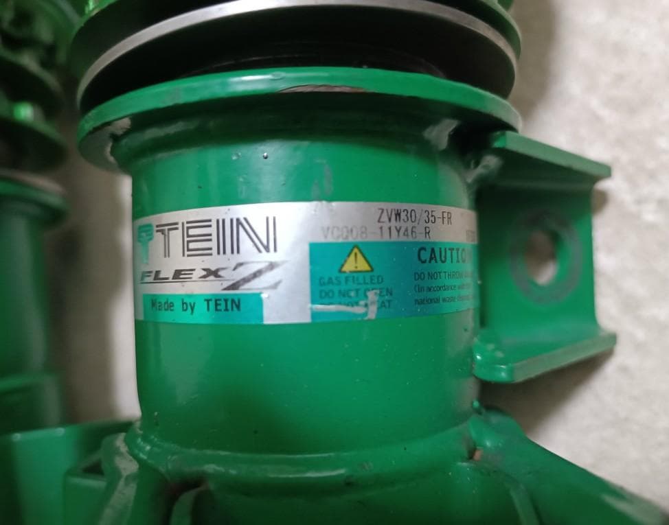 プリウスZVW30/35 フルタップ式車高調TEIN