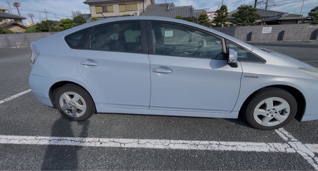 大阪より個人出品プリウス車検令和9年3月迄！ハイブリッド