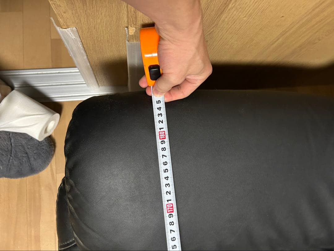 黒のソファ 幾何学模様カバー・クッション付き