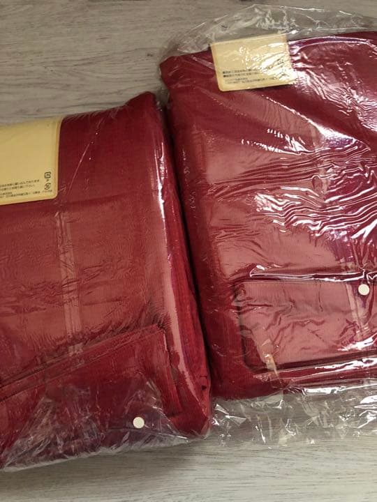 十八日まで！未使用カーテン　　赤　レッド　2個