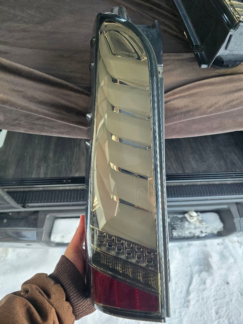 ハイエース　テールランプ　ヴァレンティ