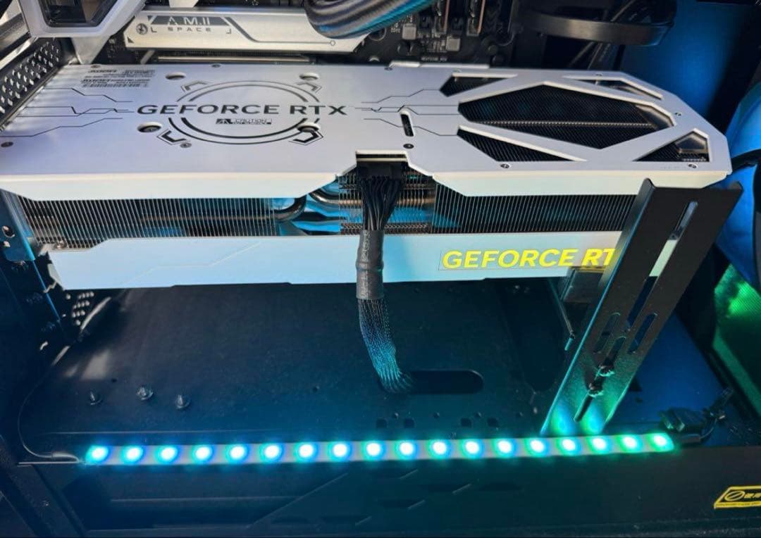 グラボ GeForce RTX4070Ti 12GB WHITE