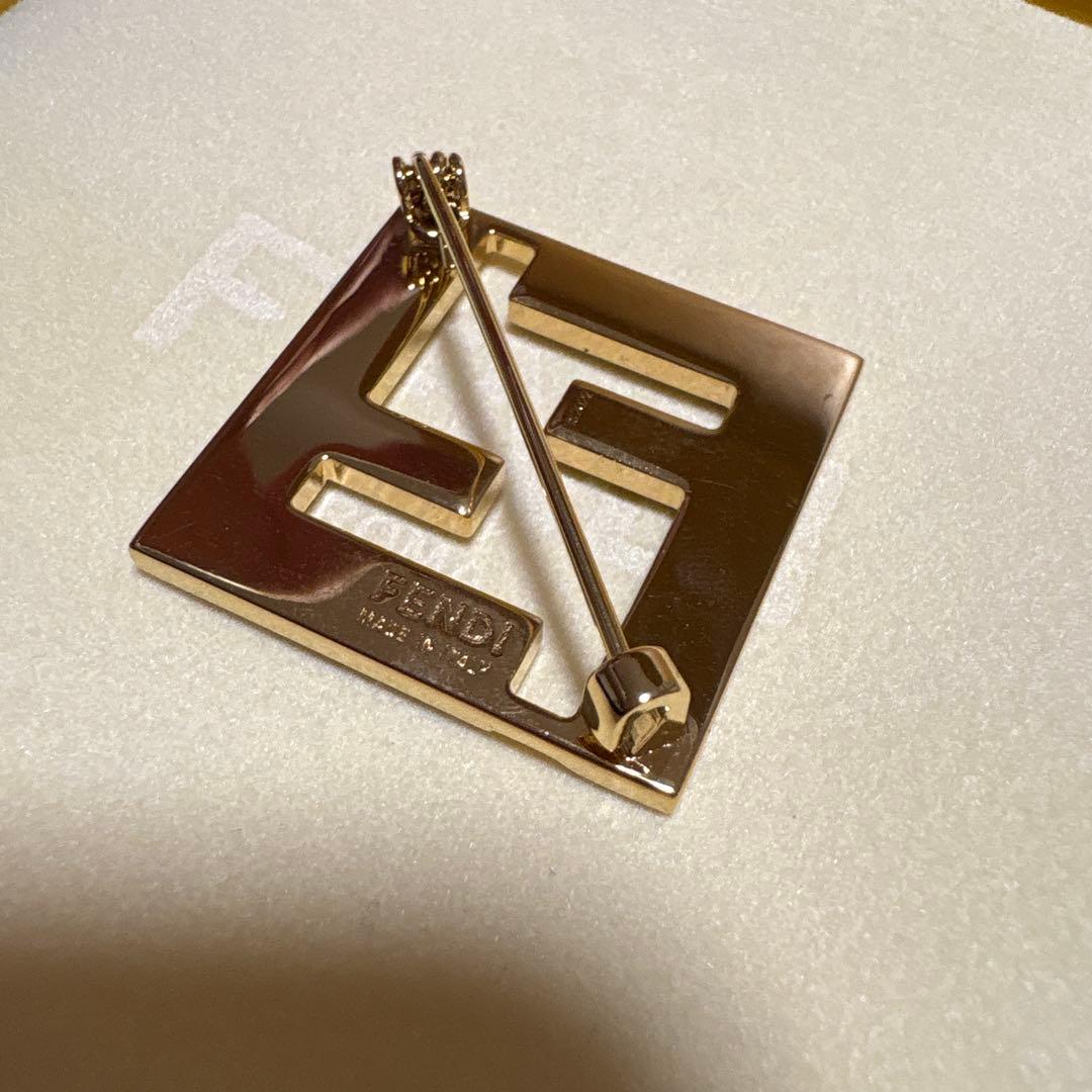 【期間限定お値下げ】フェンディ　ブローチ