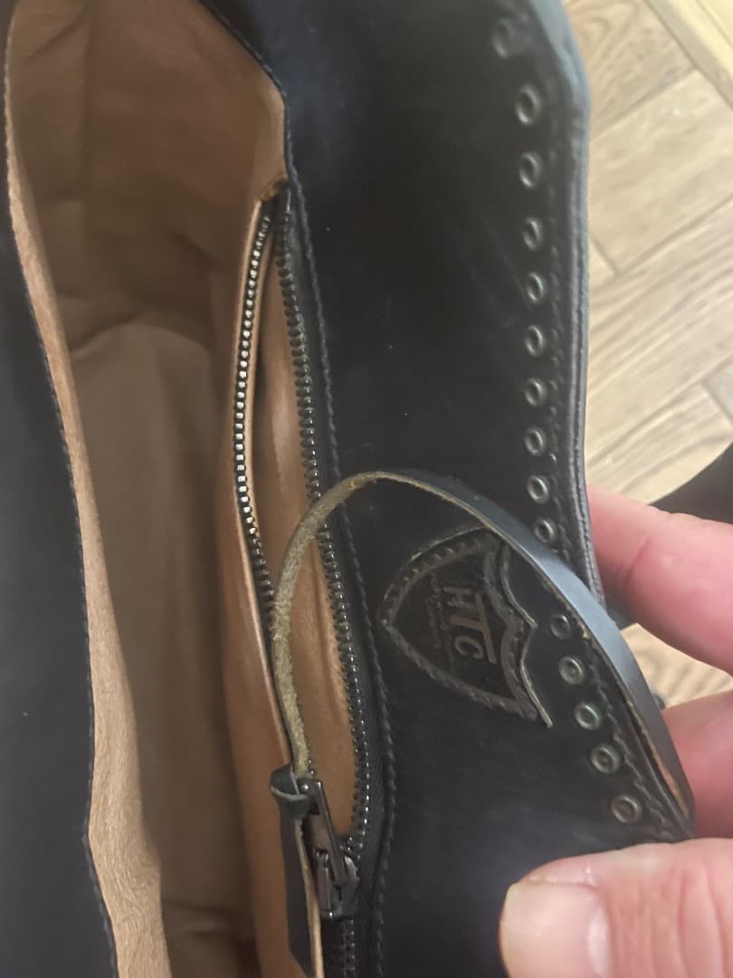 HTC スタッズ付き黒レザーバッグ