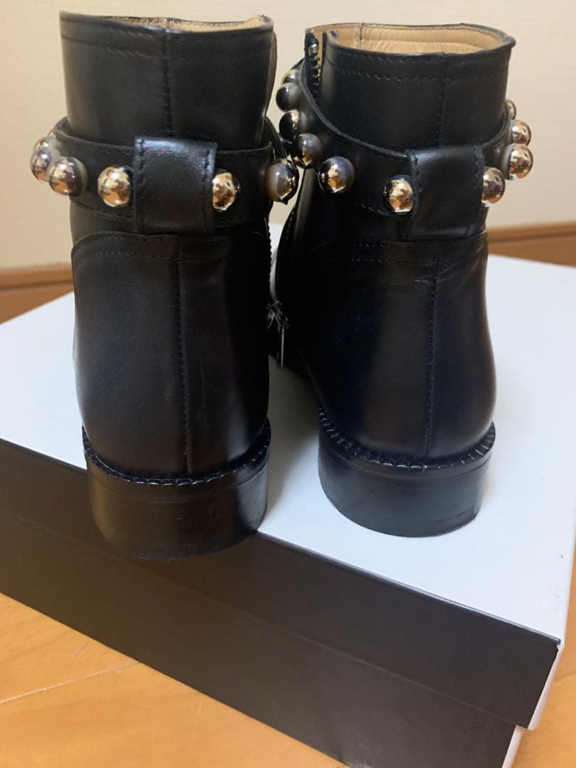 Moschino モスキーノスタッズ付き ブラック アンクルブーツ